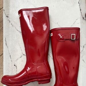 Hunter tall rain boots in gloss red